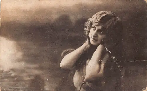 Portrait 1916 lockiges Haar Frau schaut weg verträumte Augen Vintage Postkarte