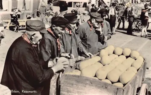 Niederlande Edam Kaasmarkt Käsemarkt Verkäufer RPPC Vintage Postkarte
