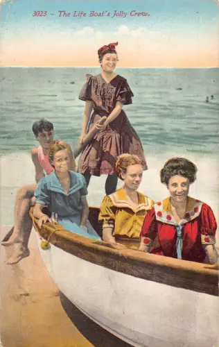 Die lustige Crew des Rettungsbootes Jungen und Mädchen im Boot am Strand Vintage Postkarte