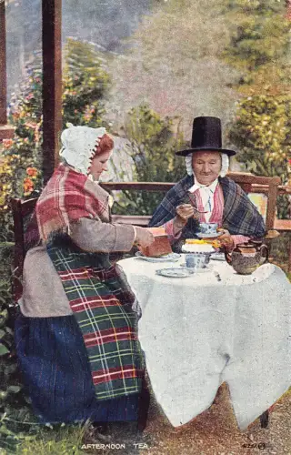 A981 Walisische Frauen in traditionellen Kostümen im Afternoon Tea Garden Postkarte