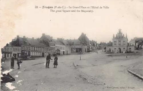 C051 Frankreich Früchte Der Große Platz und das Bürgermeisteramt Vintage Postkarte