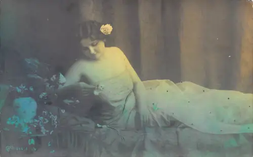 A983 Glamour Schöne Frau im Schleierkleid liegend im Bett Rosen RPPC Postkarte