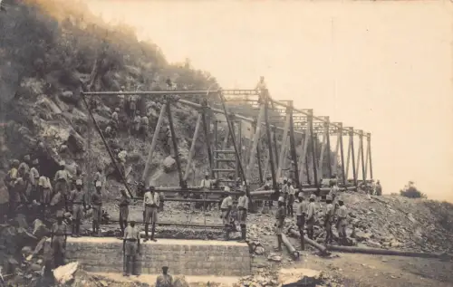 A978 Senegal Ureinwohner auf Baustelle der Eisenbahnbrücke RPPC Postkarte