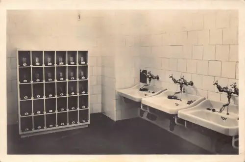 A967 Österreich Kindergarten der Stadt Wien Sandleiten Waschraum RPPC Postkarte