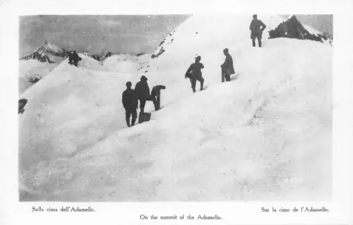 A962 Italien Auf dem Gipfel der Adamello Bergsteiger Vintage Postkarte