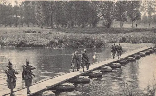 A978 Frankreich 1. Weltkrieg Infanterie Soldaten Passarelle sur sacs Habert Vintage Postkarte
