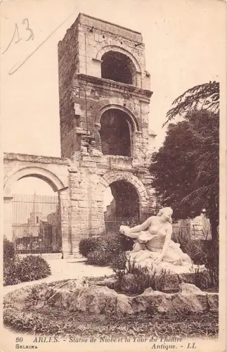 C076 Frankreich Arles Statue de Niobe et la Tour du Theatre Antik Vintage Postkarte
