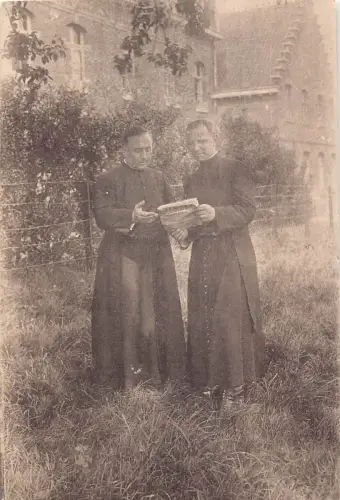 A979 Frankreich Villes Priester lesen Zeitung im Garten RPPC Vintage Postkarte