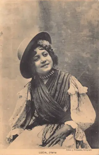 A979 Spanien Mädchen lächelnd in Volkstracht Lucia Jitana ethnische Vintage Postkarte