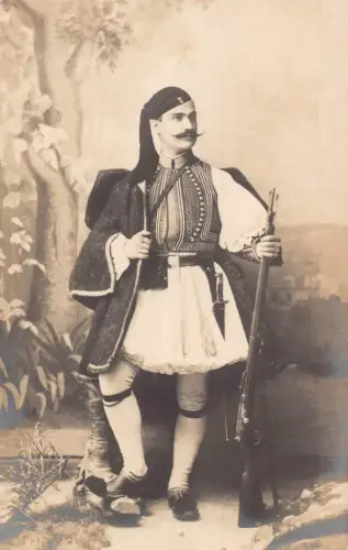 A979 Griechenland Mann in traditioneller Tracht Volkskultur Gewehr RPPC Postkarte