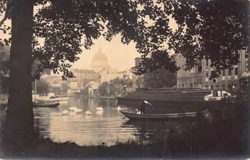 A961 England London Thames Bank Swans Boatman RPPC Vintage Postkarte