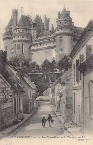 C074 Frankreich Pierrefonds La Rue Notre Dame et le Chateau Vintage Postkarte
