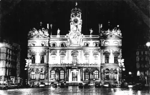 C064 Frankreich Lyon L'Hotel de Ville ilumine RPPC 1965 Vintage Postkarte