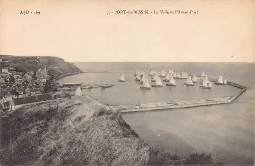 C068 Frankreich Port en Bessin La Ville et l'Avant Hafen Boote Vintage Postkarte