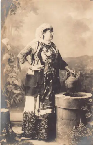 A979 Griechenland Frau in traditioneller Tracht Volkskultur Keramik RPPC Postkarte
