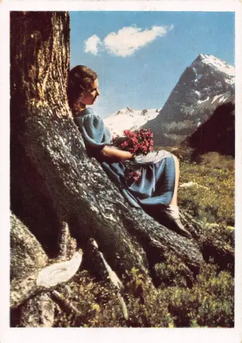 Ethnisches deutsches Bauernmädchen ruht nahe Baum Vintage Postkarte B744