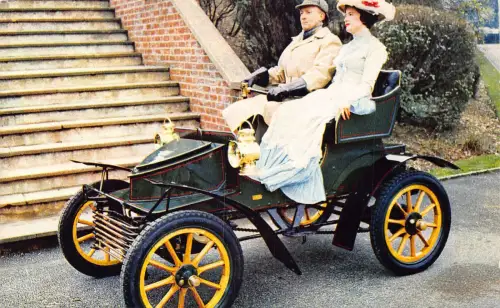 A946 England Paar im Oldtimer Vauxhall Postkarte