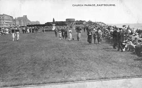 A945 England Church Parade Eastbourne Vintage Postkarte