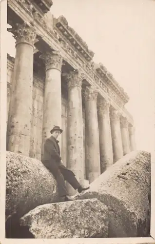 A955 Libanon Tempel des Jupiter Baalbek Mann RPPC Vintage Postkarte