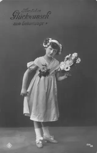 A112 Geburtstag 1913 Kleines Mädchen Kleid mit Rosen Gänseblümchen Blumenstrauß RPPC Postkarte