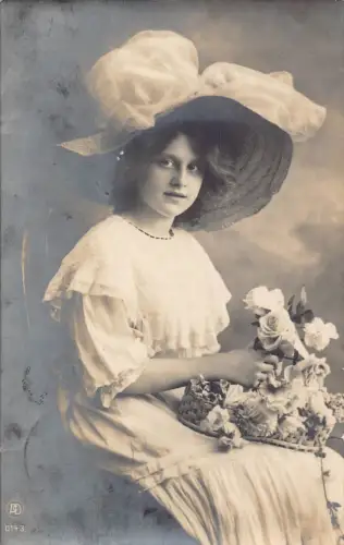 A111 Echt Foto 1910 Elegante Frau Schleife Hut hält Blumenkorb Postkarte
