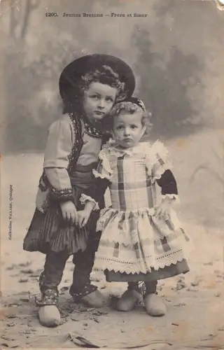 L366 Frankreich Junge Bretonen Bruder und Schwester Trachten Postkarte