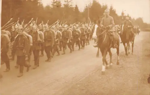 A110 Echt Foto Sepia 1914 Preußische Infanterie Armee Einmarsch mit Geschützen Postkarte