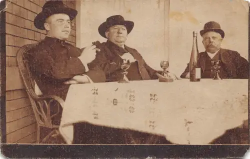A111 Sozialgeschichte 1910 Drei Generationen Männer trinken Wein rauchen Zigarre Postkarte