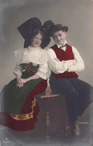 L029 Frankreich Elsass Paar posiert Tracht Vintage Postkarte