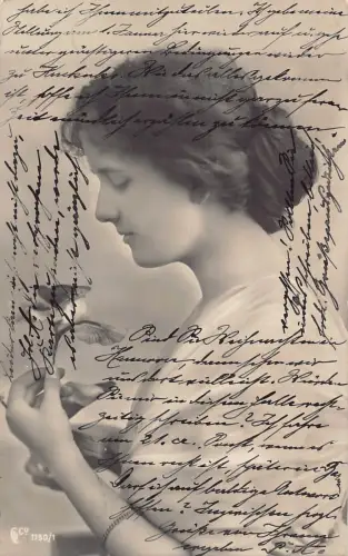 Elegante Frau riecht Blume 1905 Vintage Postkarte