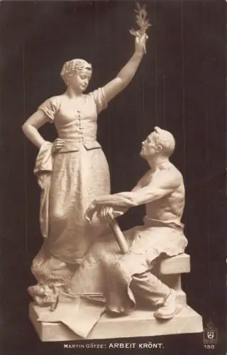 Skulptur Arbeit Kroent von Martin Goetze Frau erhebt Lorbeerblätter Postkarte