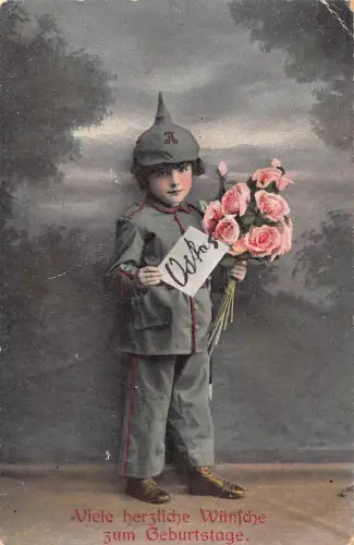 Kleiner Junge als Soldat Uniform Rosenstrauß Geburtstag 1917 1. Weltkrieg Feldpostkarte