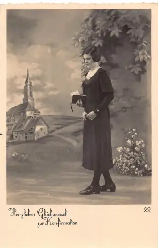 Konfirmationsgrüße 1933 Mädchen im schwarzen Kleid Buch Kirche Vintage Postkarte