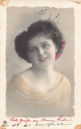 Hübsches Mädchen posiert Portrait lächelnd elegantes Kleid 1910 Vintage Postkarte