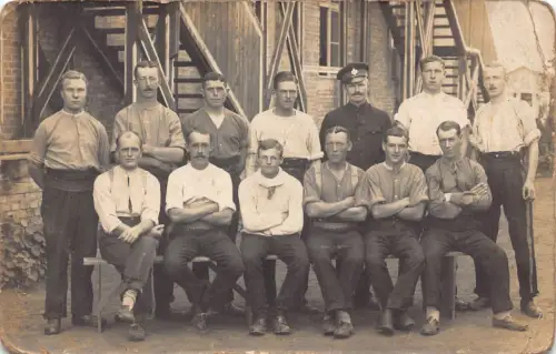 Gruppe Männer Berlin bei Militäreinheit mit Offizier RPPC 1916 WWI Feldpostkarte