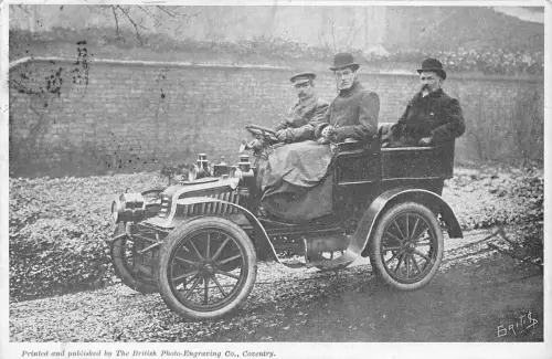 L032 Britische Männer posieren im Auto Automobil Oldtimer Postkarte