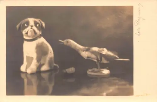 Spielzeug 1932 Vogel mit offenem Schnabel und trauriger Plüschhund Vintage Postkarte
