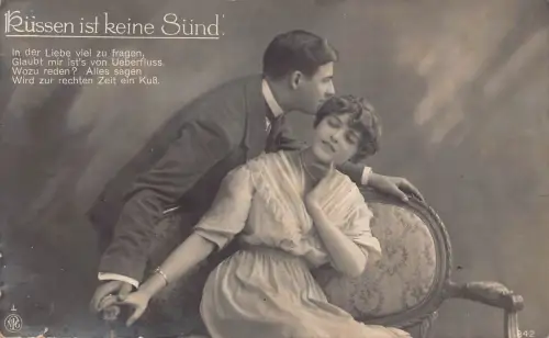 Romantik 1919 Mann lehnt sich über Sofa, um Liebhaber zu küssen Fotomontage Vintage Postkarte