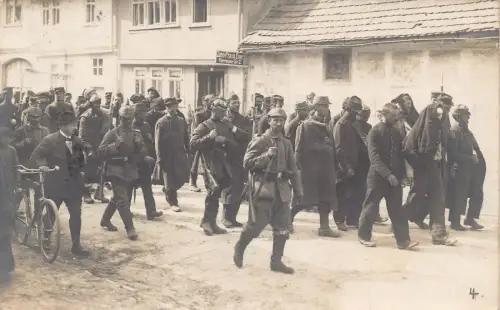 L410 Deutschland WWI deutsche Soldaten mit Gefangenen Echtfoto Vintage Postkarte