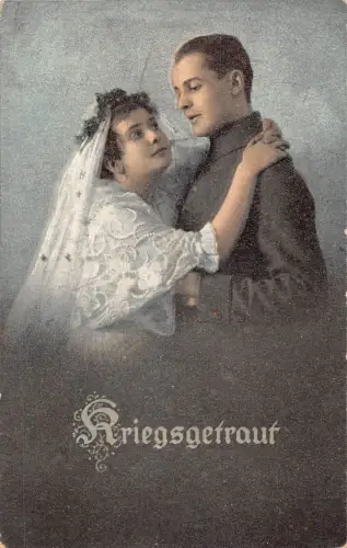Mit dem Krieg verheiratet Junge Braut in weißem Kleid Schleier in den Armen des Soldaten Postkarte