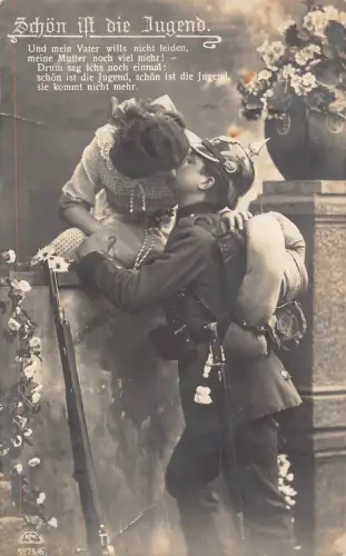 Romantik Liebespaar küsst über Zaun Preußische Infanterie Soldat Riffle Postkarte