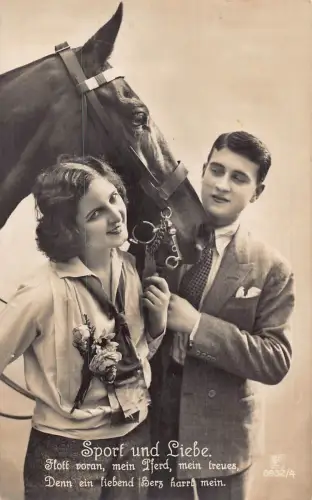 Sport und Liebe Paar posiert in der Nähe von Pferd Rosen Fotomontage Postkarte
