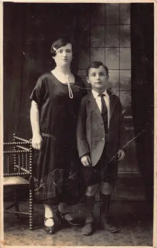 Fotomontage Elegante Mutter Perlenkette Schwarz Kleid Nähe Sohn Junge Postkarte