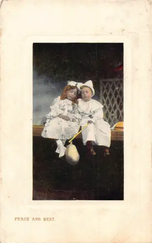Postkarte Passepartout 1910 Frieden und Ruhe Junge und Mädchen schlafen Pierrot Uniform