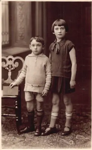 Echtfoto Bruder und Schwester Posieren Buch von Henry Shaw in London Postkarte