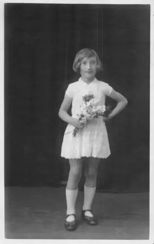 Echtfoto kleines Mädchen hält Blumenstrauß modern Studio Postkarte