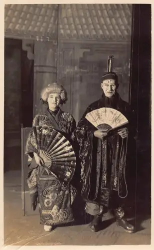 Schauspieler in traditionellen japanischen Kostümen gekleidet Fans Kabuki RPPC Postkarte