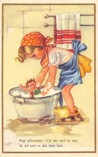 Holländisches Mädchen in Holzschuhen Waschpuppe in Wanne Vintage Postkarte