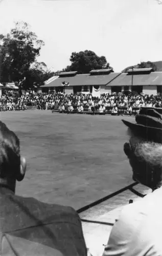 England Unidentified Crowd Watching a Parade Echtfoto Vintage Postkarte