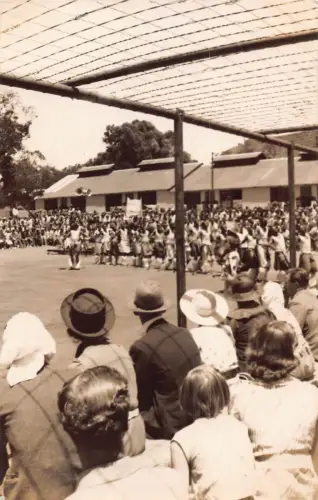 England Unidentified Crowd Watching a Parade Social History Echtfoto Postkarte